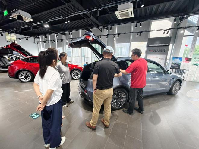 ▲特斯拉门店用户正在体验新车
