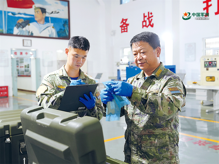 　　海军勤务学院教员王东海（右）在基层部队现场指导。程真 摄