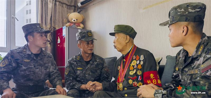 　　武警第二机动总队“杨靖宇支队”官兵拜访东北抗联老战士。郝昕宇摄