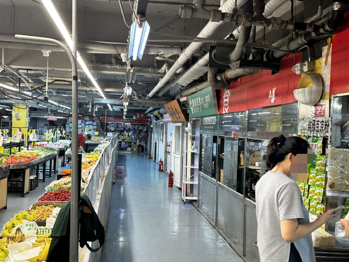 蔓味轻食（安贞店）位于菜市场。 新京报记者王子扬 摄