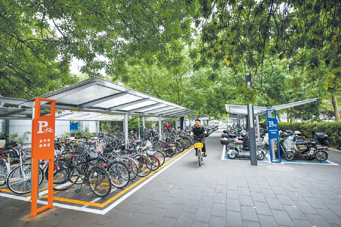 8月22日，刘家窑地铁站C口外，分别设置了电动自行车和自行车“专属”停放区域。 摄影/新京报记者 王贵彬