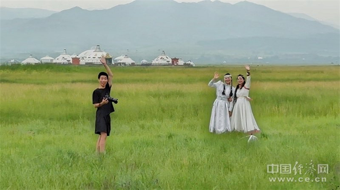 敕勒川草原吸引游客打卡。中國經(jīng)濟(jì)網(wǎng) 朱曉航/攝