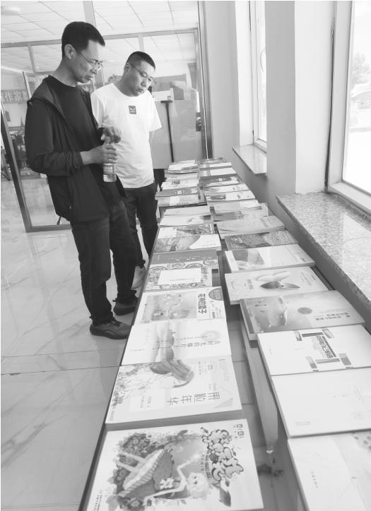 小凌河流域作家群的部分作品在当地的农家书屋常年展出。