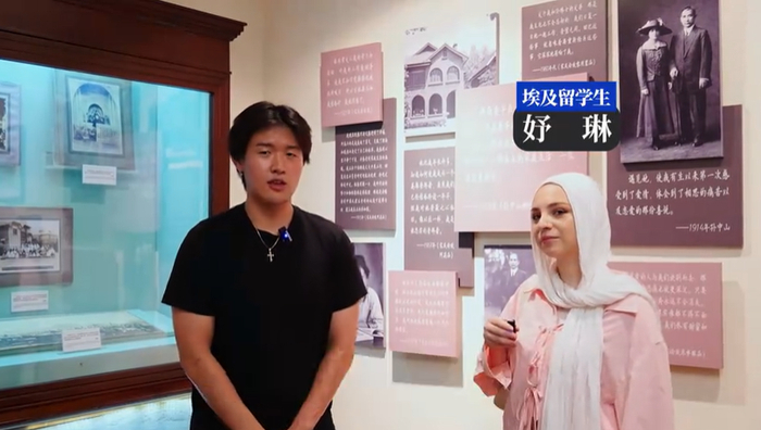 熊猫叨叨成员参观周公馆并制作发布视频。
