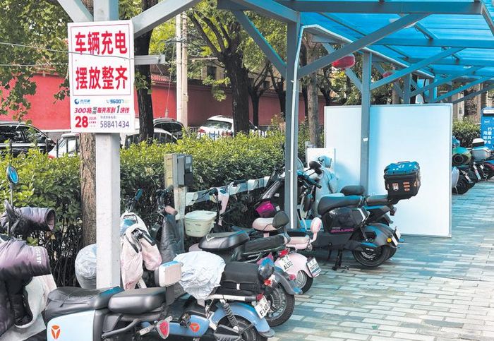 丰台区西罗园街道第四社区，一处充电车棚内停放着十余辆电动自行车。