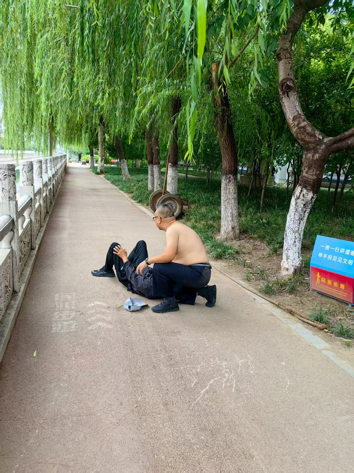 梅磊将嫌疑男子摔倒后控制在地（供图/石家庄市公安局长安分局）