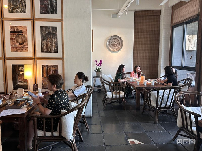 茶舍里的茶客們（央廣網記者 王穎 攝）