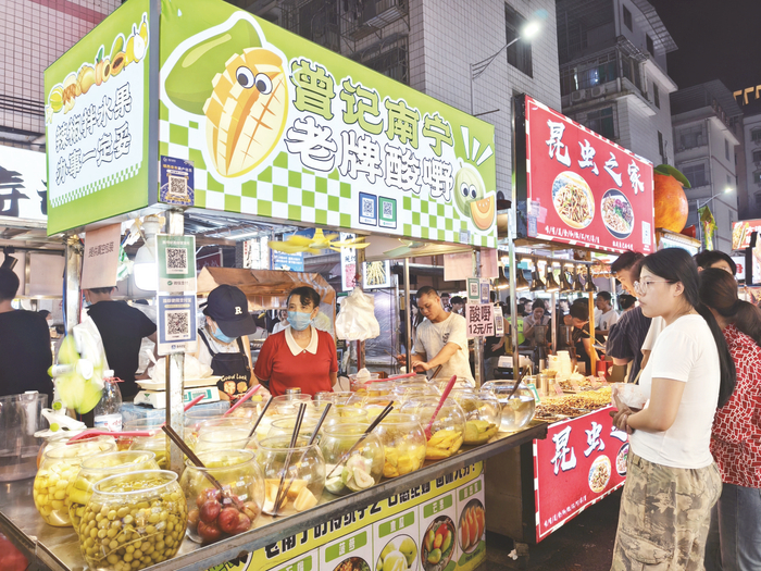     ▲埌西夜市的广西特色酸嘢。 本报记者黄敬敏 摄