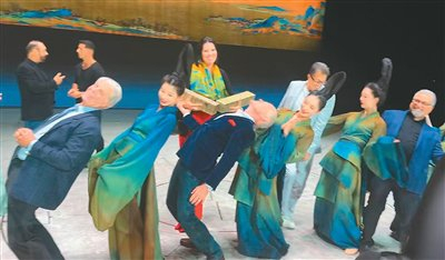 《只此青绿》在杜比剧院演出结束后，嘉宾与演员互动，模仿“青绿腰”。本文配图均由受访者提供