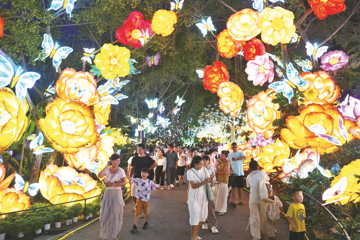 ▲市民游客在青秀山风景区南宁夜花园游玩。