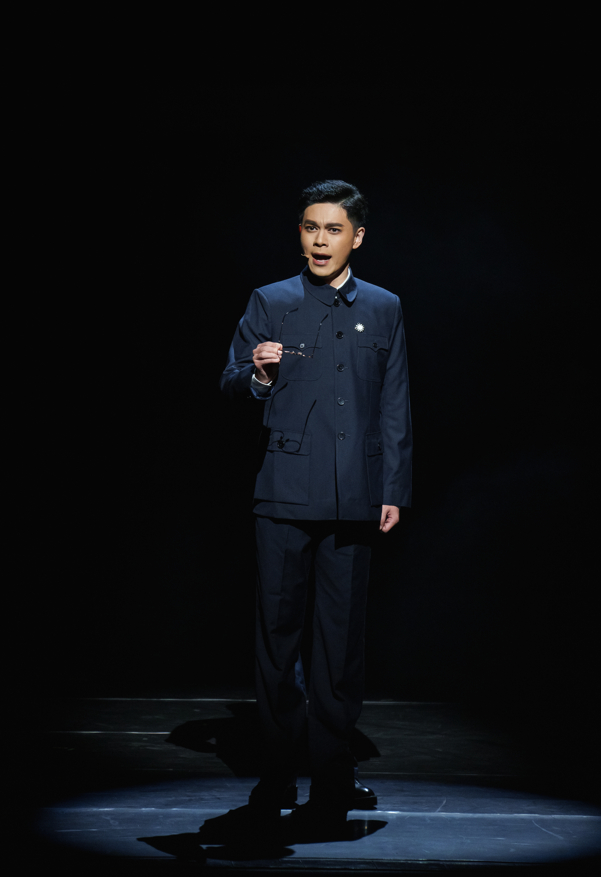 王炜佳在越剧版《伪装者》中饰演明楼