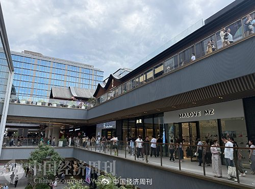 北京大吉巷、三里屯、友谊商店等商圈积极拓展首发经济。本刊记者 侯隽I摄