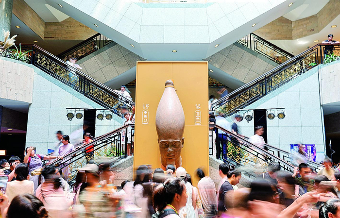     观众在上海博物馆内参观