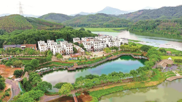 横河户外运动小镇综合户外运动服务区建设、民宿外立面改造等正紧锣密鼓推进。