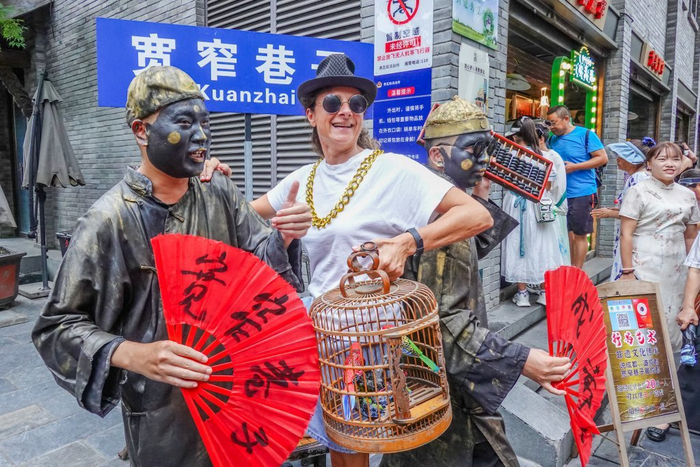 成都世运会搭建起一个文化交流平台，各国游客涌进宽窄巷子体验中国民俗文化。邓显杰 摄