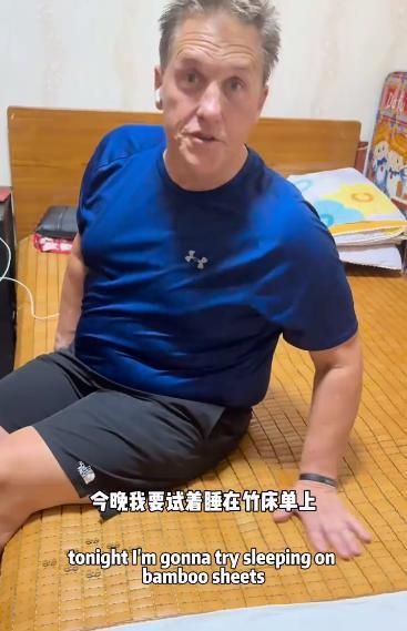 来自美国的Tom体验凉席。图片来源：@Tom汤姆先生 个人账号（小红书）