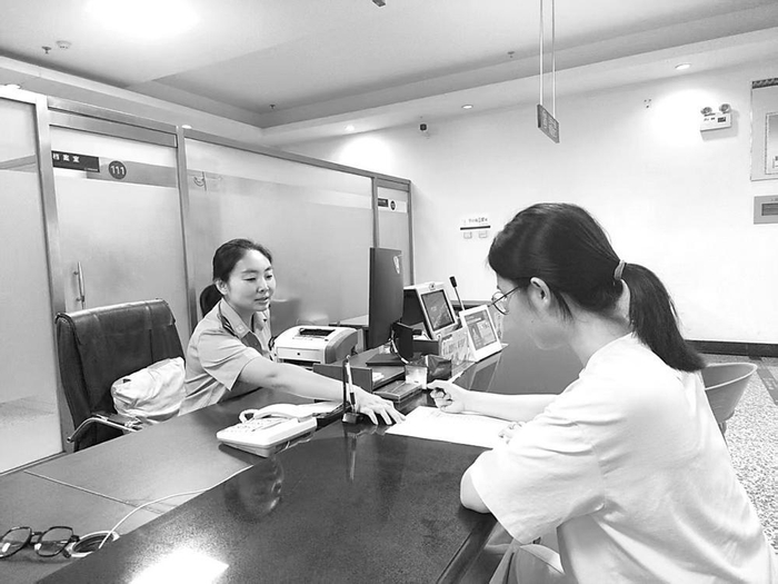         图为民警正在为群众提供户籍办理相关服务。　鲁泽涛　摄