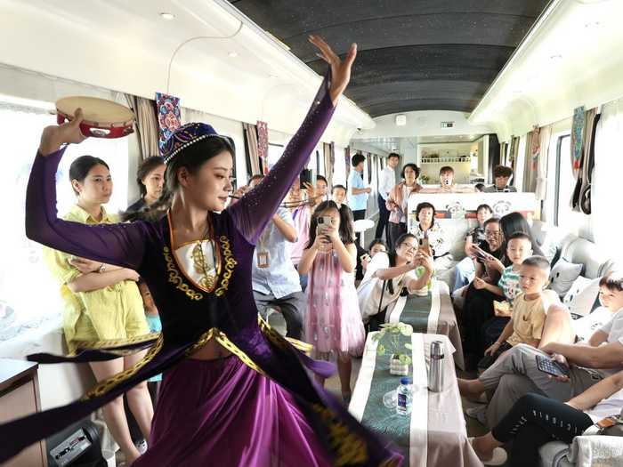 暑期正是家庭出游高峰，四川广元推出的旅游专列受到乘客欢迎。周宝 摄