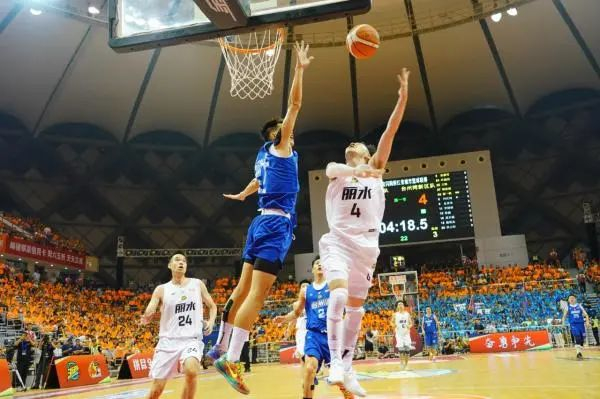 丽水队和台州湾新区队的比赛现场。图源丽水网公众号