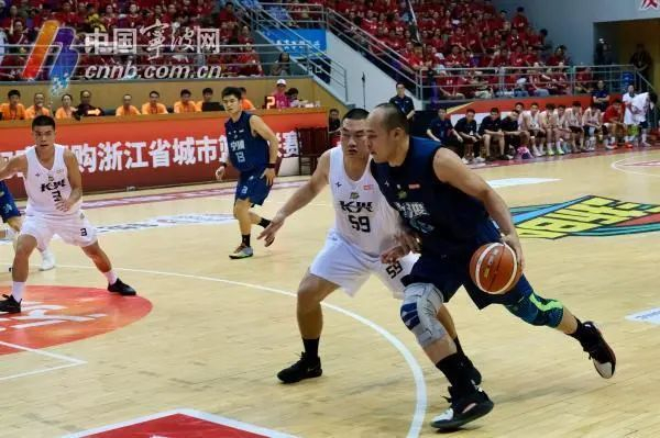 宁波队和长兴队的比赛现场。崔引/摄