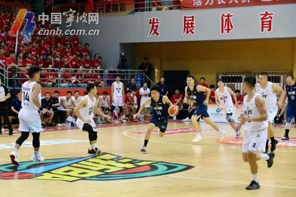 宁波队和长兴队的比赛现场。崔引/摄