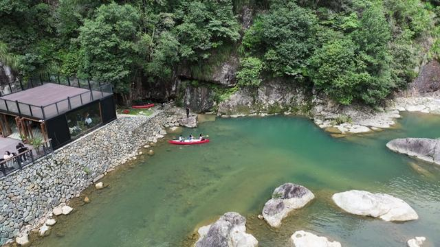 不孤岛（松阳）户外空间吸引众多游客前来体验。松阳县融媒体中心供图
