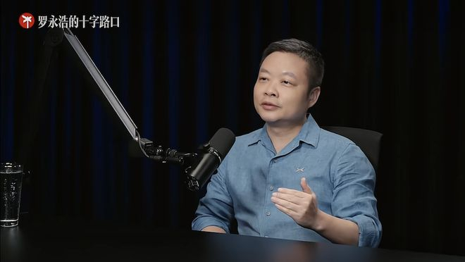 ▲何小鹏介绍内部调整措施