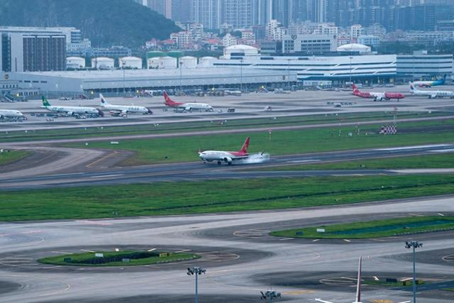 8月26日，深圳航空的飞机在深圳机场三跑道进行验证飞行。新华社发（董思文 摄）