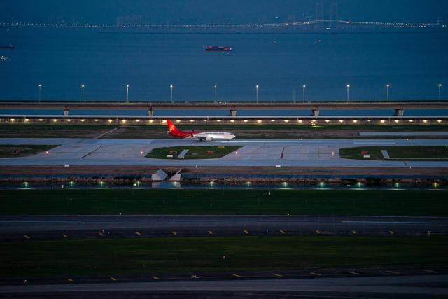8月26日，深圳航空的飞机在深圳机场三跑道进行验证飞行。新华社发（董思文 摄）