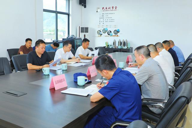 包抓县领导组织相关部门召开协调会。松阳县融媒体中心供图