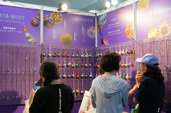 图为一家以非遗大漆为特色卖点的文创产品展商。唐 瑞 摄