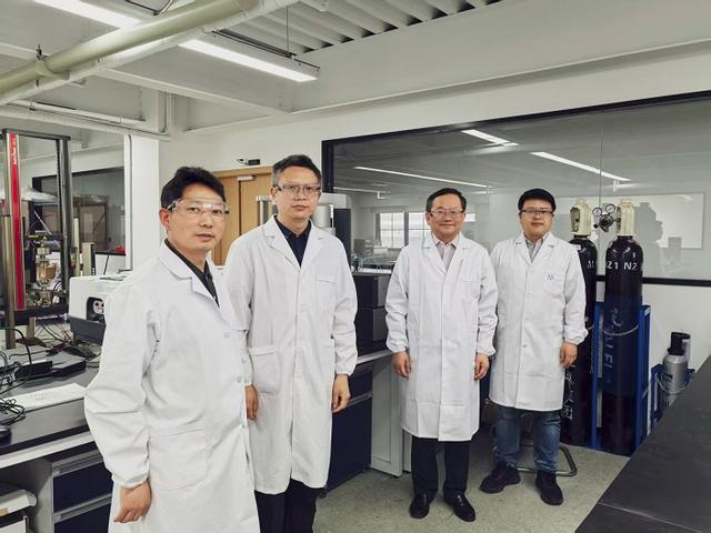 图说：团队部分成员实验室合影（右二:朱新远教授，左二:张崇印博士）