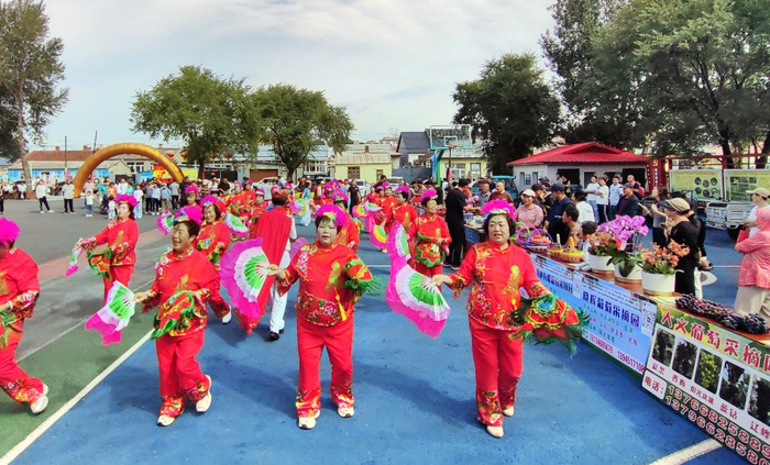 現場(chǎng)進(jìn)行秧歌表演