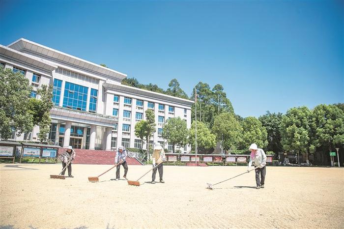 8月20日,人们在重庆市永川区红炉镇政府广场上晾晒粮食。新华社记者 黄伟 摄