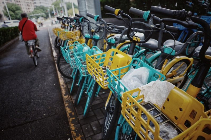 8月13日，十里河桥附近，一排共享单车车筐里被丢了垃圾。新京报记者 尹亚飞 摄