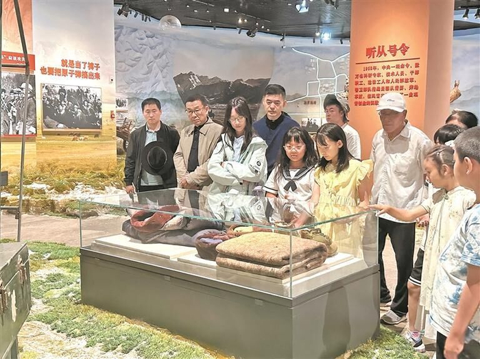 游人認真參觀(guān)。