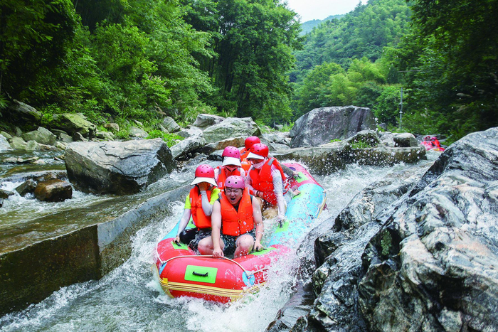  游客在霍山大峡谷漂流  张宏川 摄