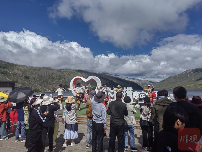 在木格措景区，游客们不仅能观赏到优美的自然风光，还能观看文艺演出。（甘孜州文广旅局 供图）