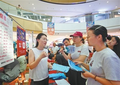 山东滕州重点用工企业暨高校毕业生专场招聘会上，企业代表（左一）向求职者介绍情况。李志军摄（影像中国）