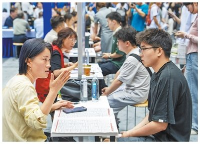 江苏张家港2025年夏季高校毕业生双选会现场。邢彬摄（影像中国）