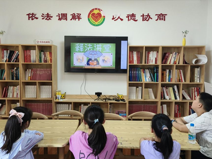 图为团队成员在社区进行法治宣讲。孙均濠供图。