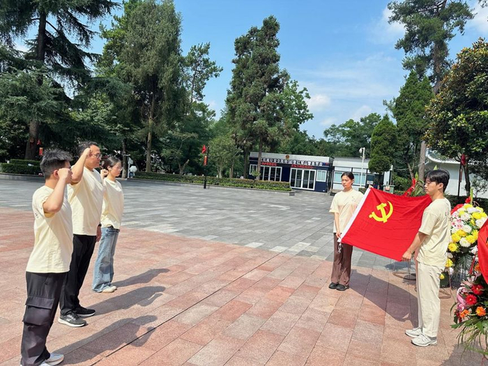 图为团队成员在遵义烈士陵园向烈士献花。郑涵供图。