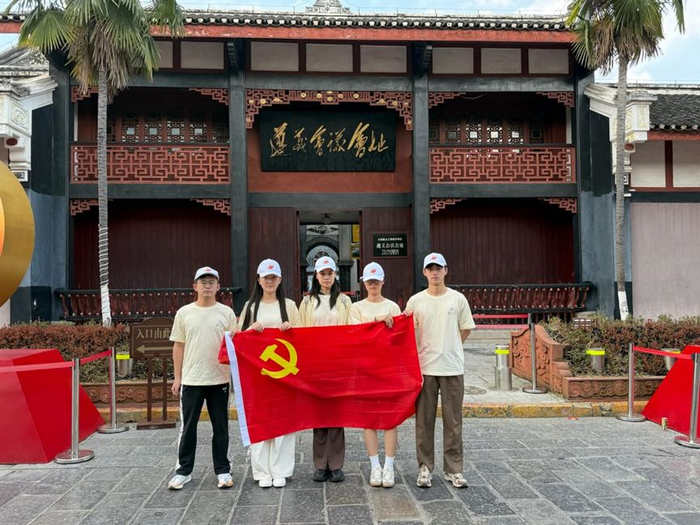 图为团队成员在遵义会址前的纪念合影。张郁梁供图。