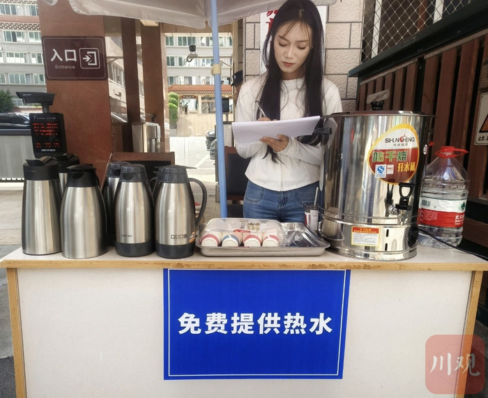 康定街头为游客设置的志愿者服务站点。（康定市委宣传部供图）