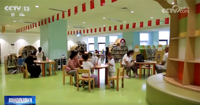 　　还有一些是家长带着来的小学生，在此提前感受上学的氛围。