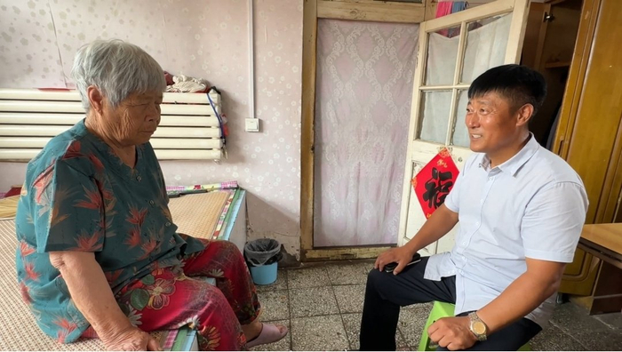 張立軍看望村里老人（央廣網(wǎng)發(fā) 寧河區岳龍鎮供圖）