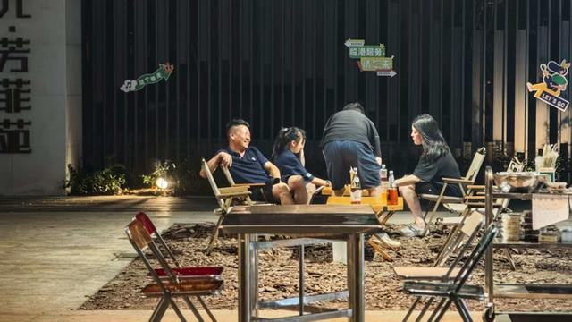 夏季清凉且“chill”的烧烤摊。杜晨薇 摄