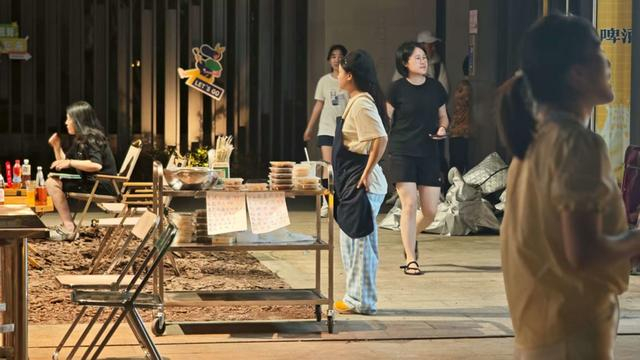 9块9单份菜的档口。杜晨薇 摄