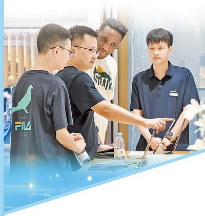 　　在成都SKP商场华为臻选店，外国游客在店内咨询、购买电子产品。本报记者 宋豪新摄