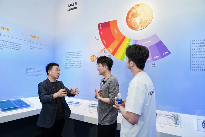 △骏丰科技首席市场官陈特军(左1)介绍频谱远红外技术